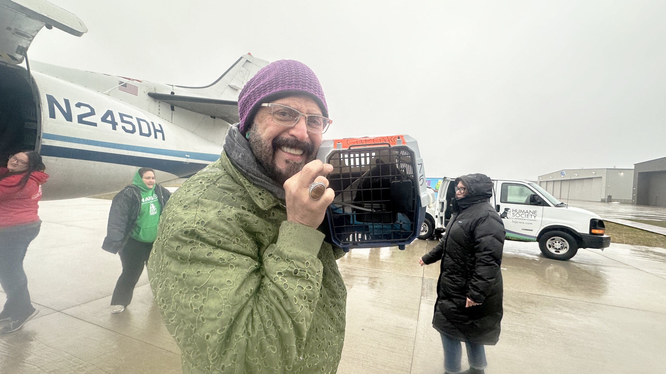 Jackson Galaxy with kitten in crate.